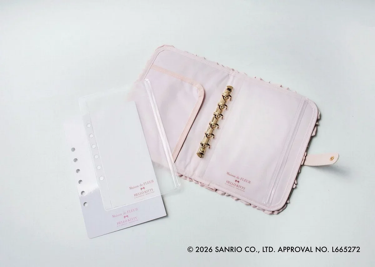Maison de FLEUR×HELLO KITTY いちごマルチケースBOOK PINK